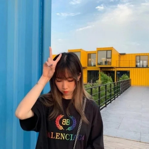 贱狗奴跪下舔脚扇巴掌
